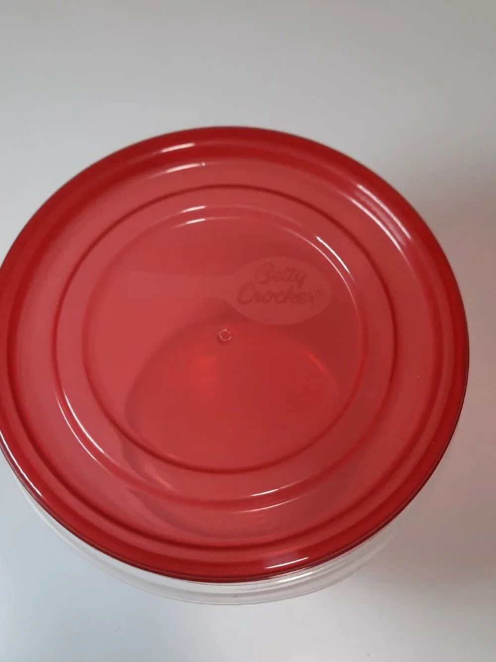 Betty Crocker Small Circular Plastic Containers Red Twist On Lids 2 Cup